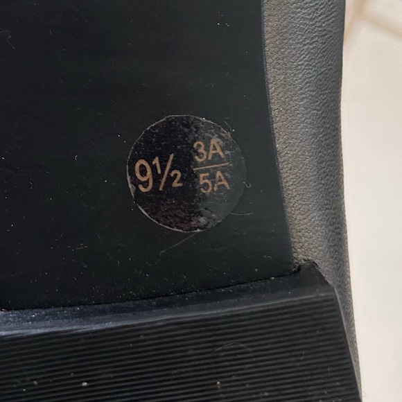 Selby Leather Tasseled Loafers in a Bronze Metallic Sz. 9.5 Narrow (3A) - Picture 12 of 15